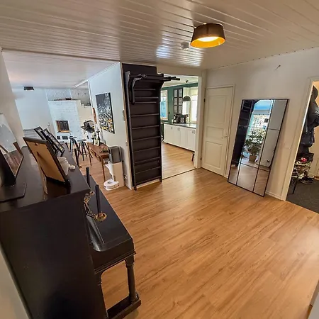 Homestay Arctic Riverside House *